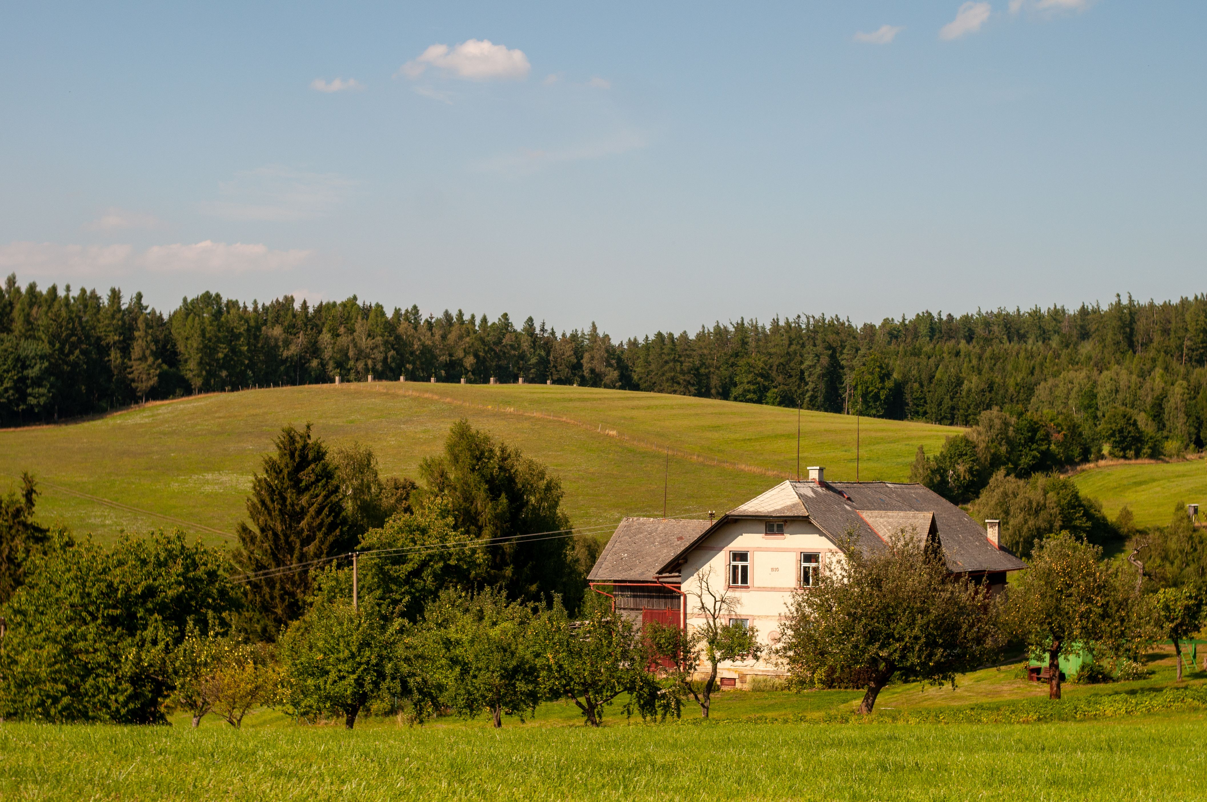 White and Brown House on a Green Field Under Blue Sky · Free Stock Photo