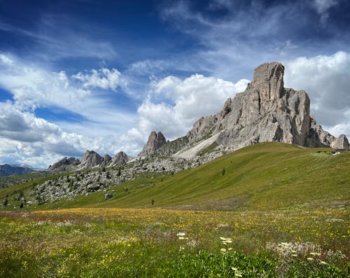 Безкоштовне стокове фото на тему «блакитне небо, гори, зелена трава»