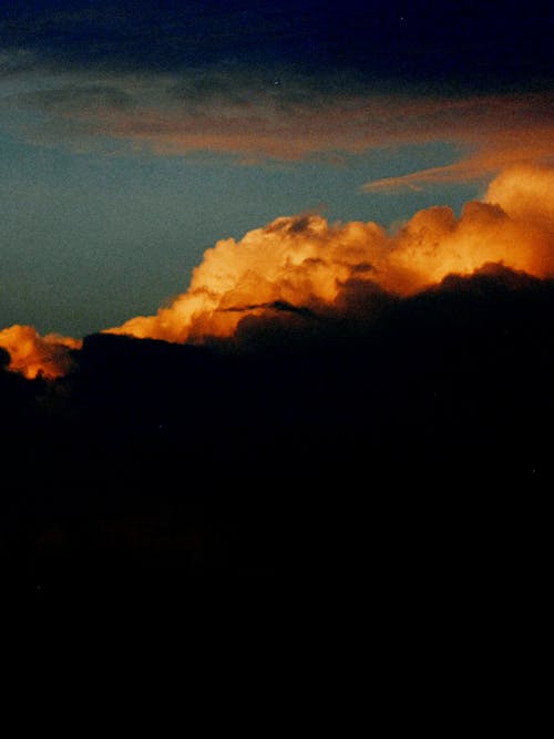 Gratis stockfoto met bewolkte lucht, verticaal schot, wolken