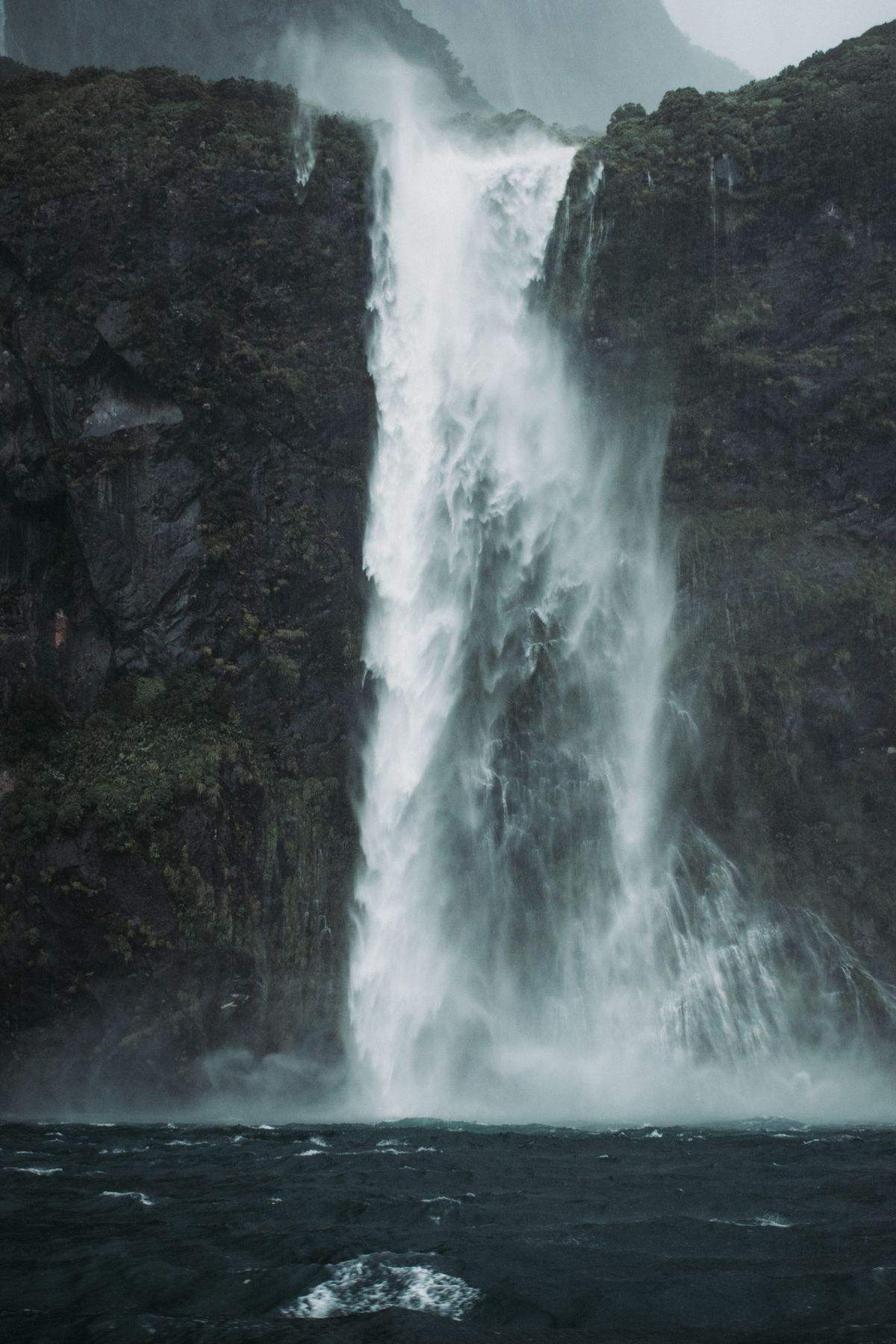 Wodospad spadający bezpośrednio do oceanu w Milford Sound