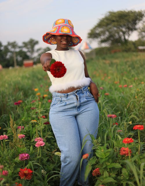 Immagine gratuita di campo di fiori, cappello secchio, crop top