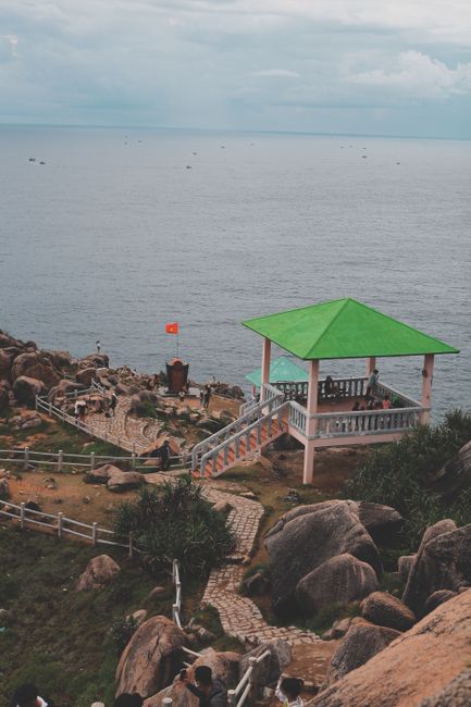 끼꼬 해변 절벽과 에메랄드빛 바다