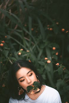 一位体贴的女人，身处户外，被郁郁葱葱的绿植和鲜花环绕