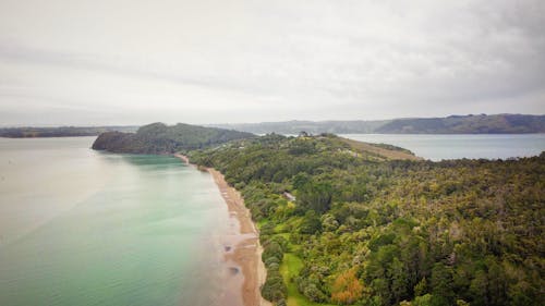 Foto profissional grátis de aerofotografia, mar, montanhas verdes