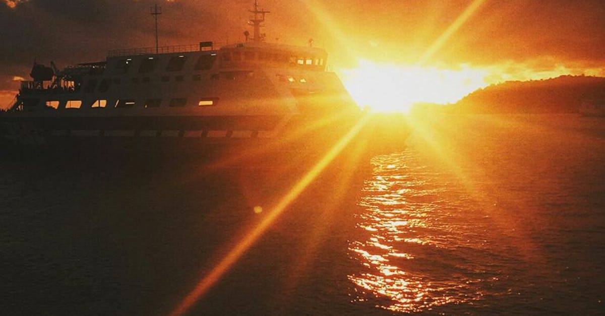 夕日 太陽 太陽の光の無料の写真素材