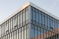 在立陶宛维尔纽斯，现代建筑的玻璃立面正反射着日落