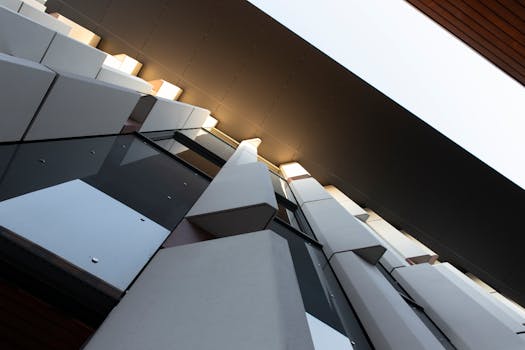 采用玻璃和钢铁元素的现代建筑，其低角度视图展现了当代设计