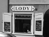 一张波兰格但斯克经典冰淇淋店的黑白图像，带有复古标牌