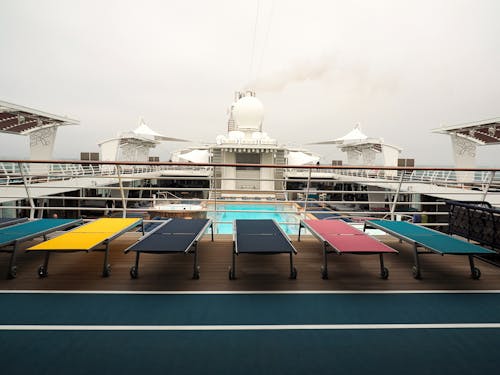 düz koymak, yolcu gemisi, Yüzme havuzu içeren Ücretsiz stok fotoğraf