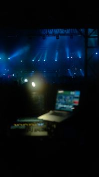 A dynamic concert scene in İstanbul showcasing vibrant blue lights and sound equipment.