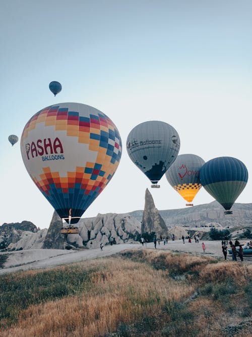 Бесплатное стоковое фото с вертикальный выстрел, воздушное пространство, горячие воздушные шары