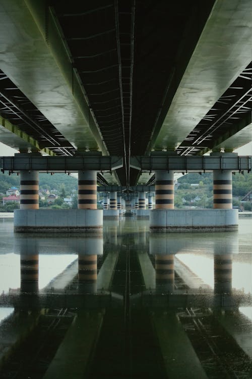 Foto stok gratis di bawah jembatan, jembatan, refleksi air