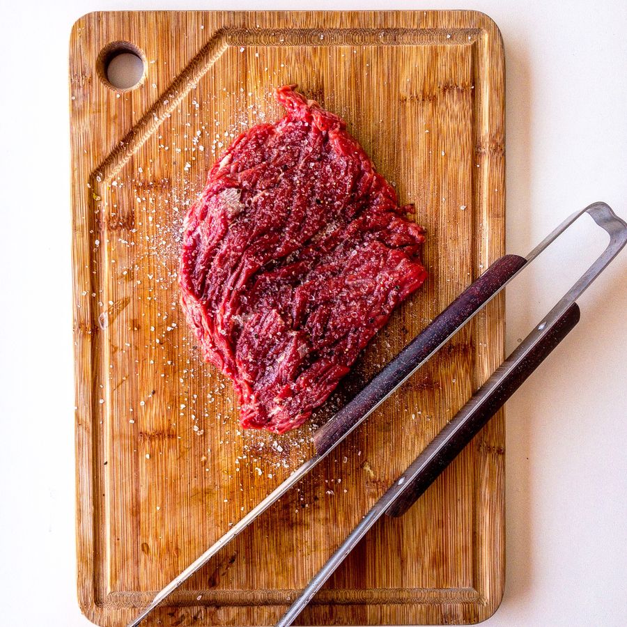 Corte de carne preparado sobre tabla de madera