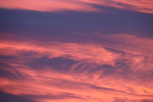Free Dramatic sunset sky with vibrant purple and pink clouds, creating a stunning and serene ambiance. Stock Photo