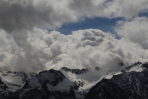 Free Majestic snow-capped mountains under a cloudy sky, showcasing winter's beauty. Stock Photo
