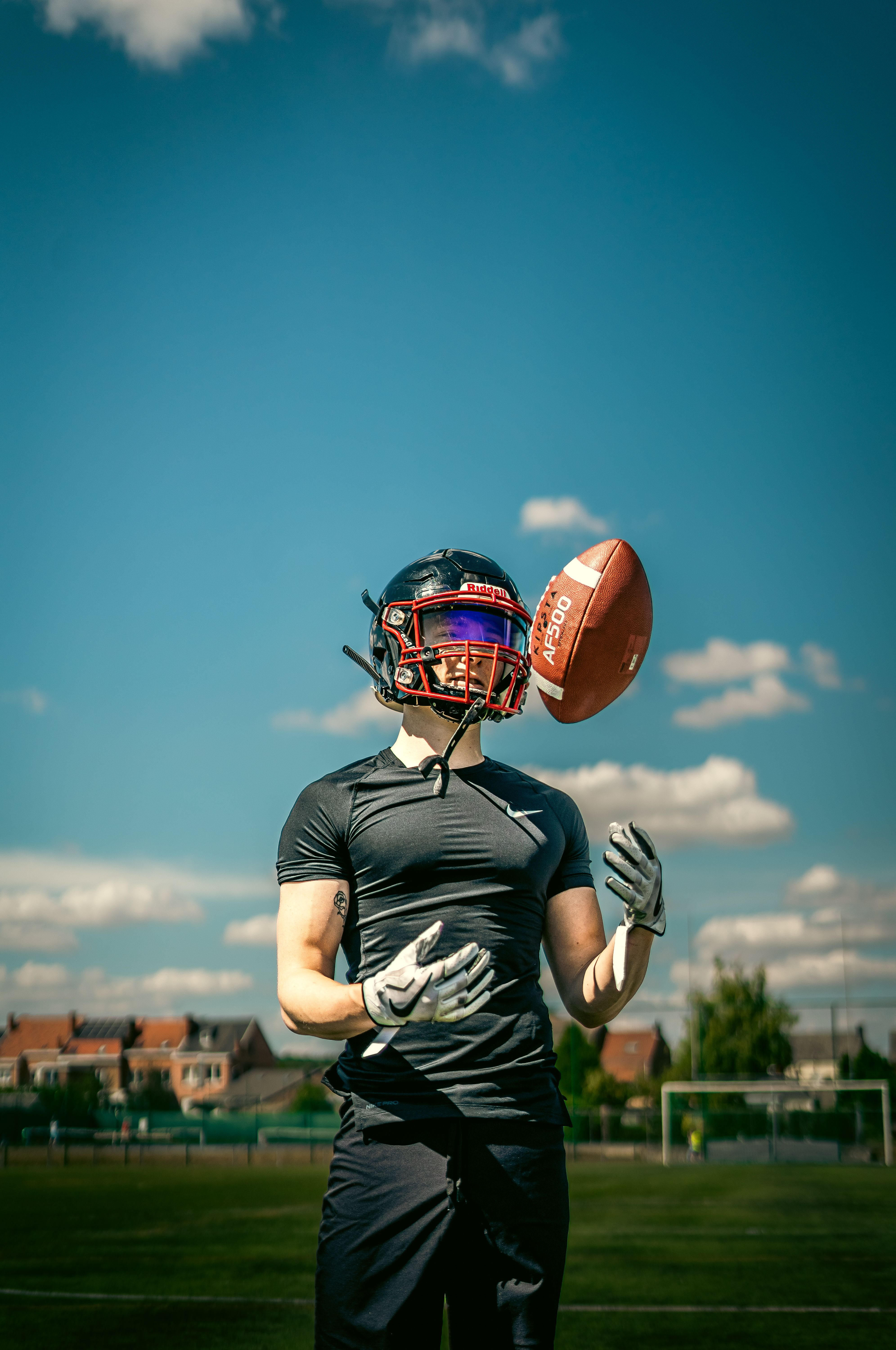 Trávnaté ihriská na MS vo futbale nútia hráčov NFL pýtať sa, prečo stále hrajú na umelom trávniku
