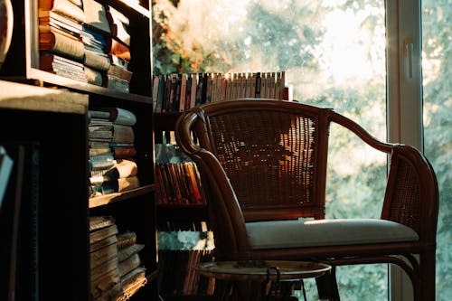 Foto profissional grátis de assento, cadeira, livros
