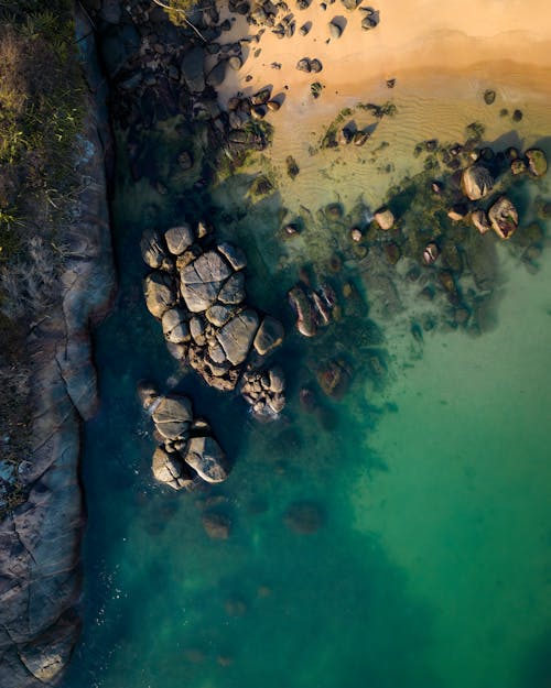 Δωρεάν στοκ φωτογραφιών με βράχια, εναέριος, θάλασσα Φωτογραφία από στοκ φωτογραφιών