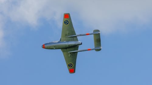 Kostenloses Stock Foto zu blauer himmel, fahrzeug, fliegen