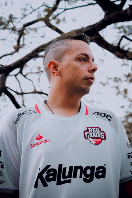 Fotomural Joven en camiseta deportiva al aire libre, vista de perfil confiada y estilosa.