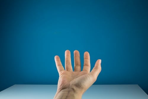 Kostnadsfri bild av blå bakgrund, fingrar, hand