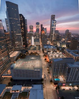 黄昏时分，休斯顿天际线的美丽鸟瞰图展示了这座城市充满活力的氛围