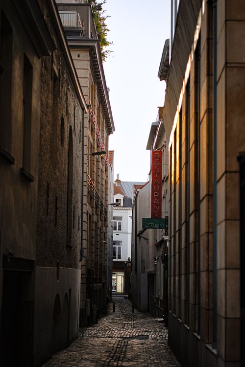 Free Explore a quiet, narrow cobblestone alley in Brussels, Belgium, capturing urban charm. Stock Photo