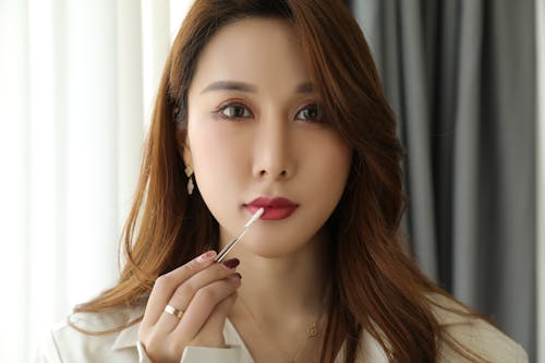 apply lipstick, 亞洲女人, 化妝 的 免费素材图片