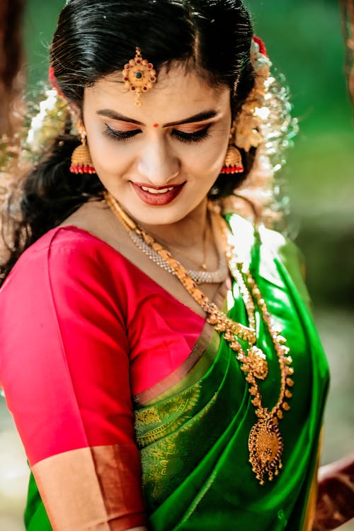 インド人女性, ゴールドネックレス, ジュエリーの無料の写真素材