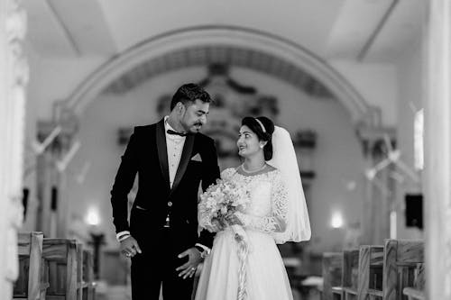 검은 색 양복, 결혼 사진, 결혼식 부케의 무료 스톡 사진