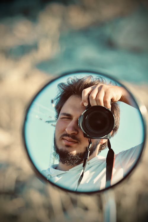 adam, ayna, dikey atış içeren Ücretsiz stok fotoğraf