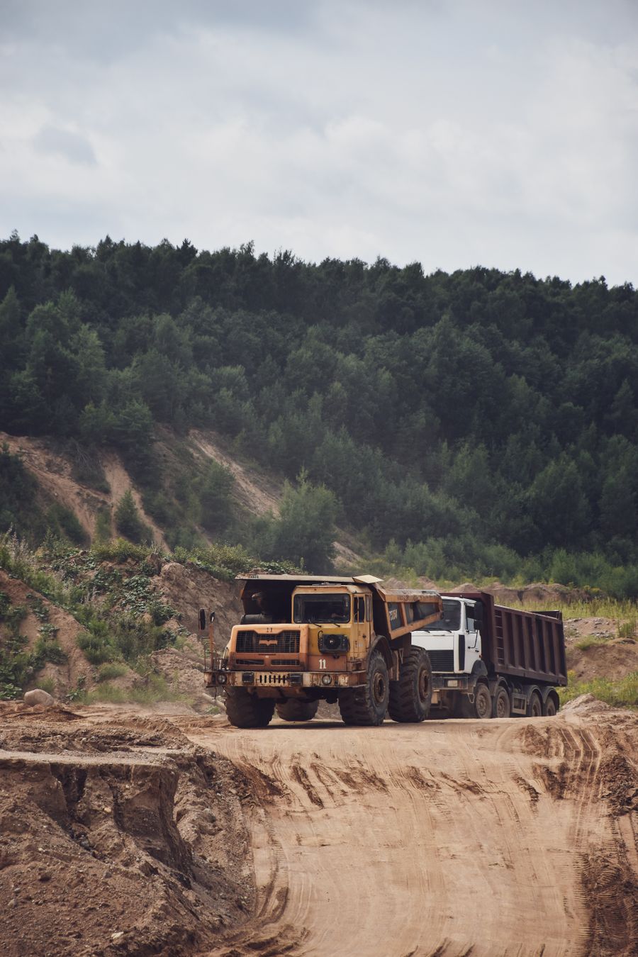Truk pengiriman sparepart alat berat