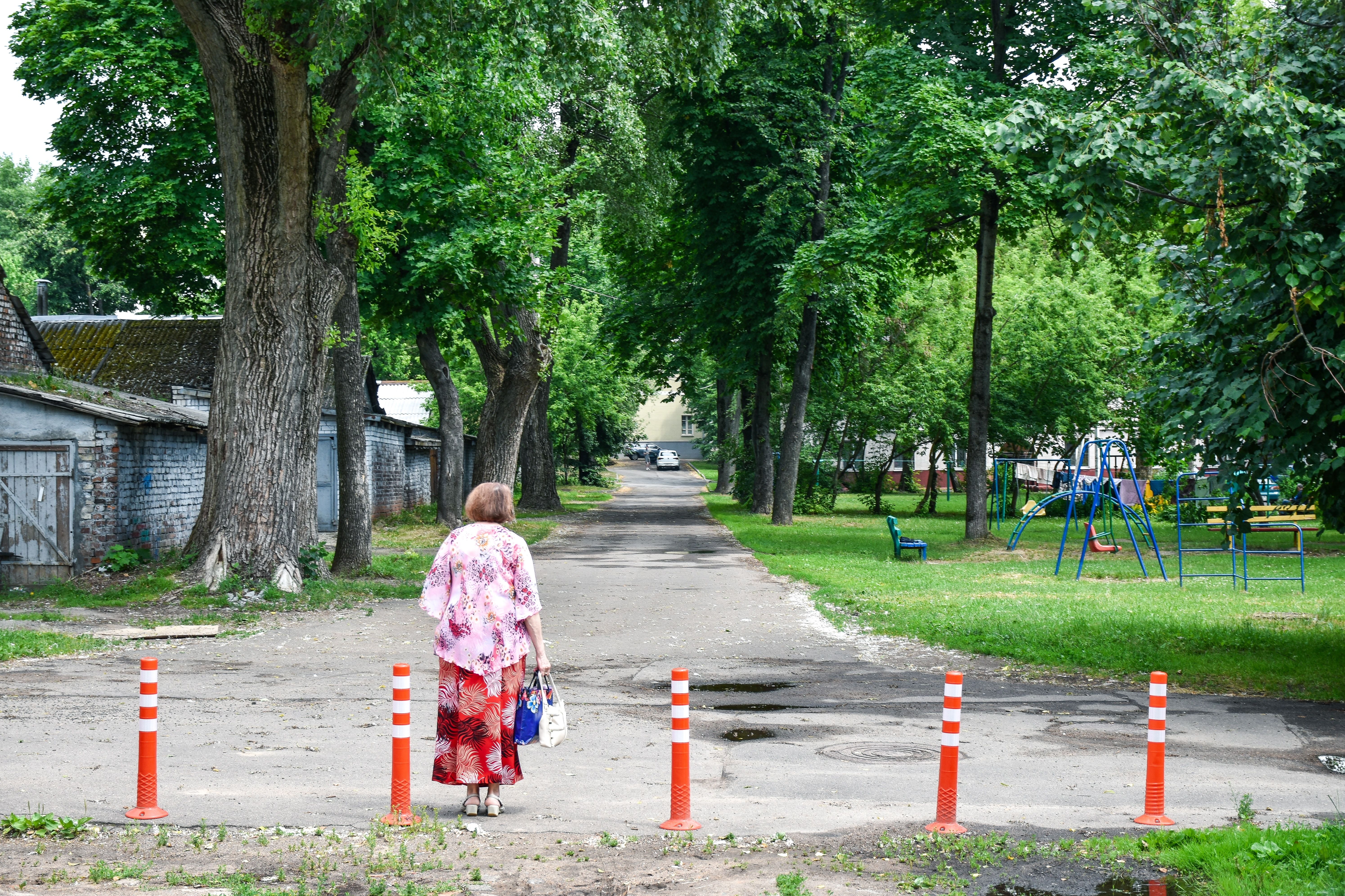 Persoon die rustig wandelt in een groen buurtpark