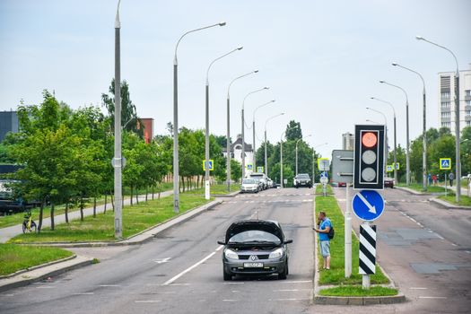 车辆停于高速公路应急车道，双闪灯开启，后方放置了三角警示牌