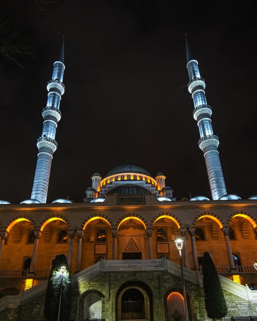 Free A beautifully lit mosque at night showcasing stunning architecture and twin minarets. Stock Photo