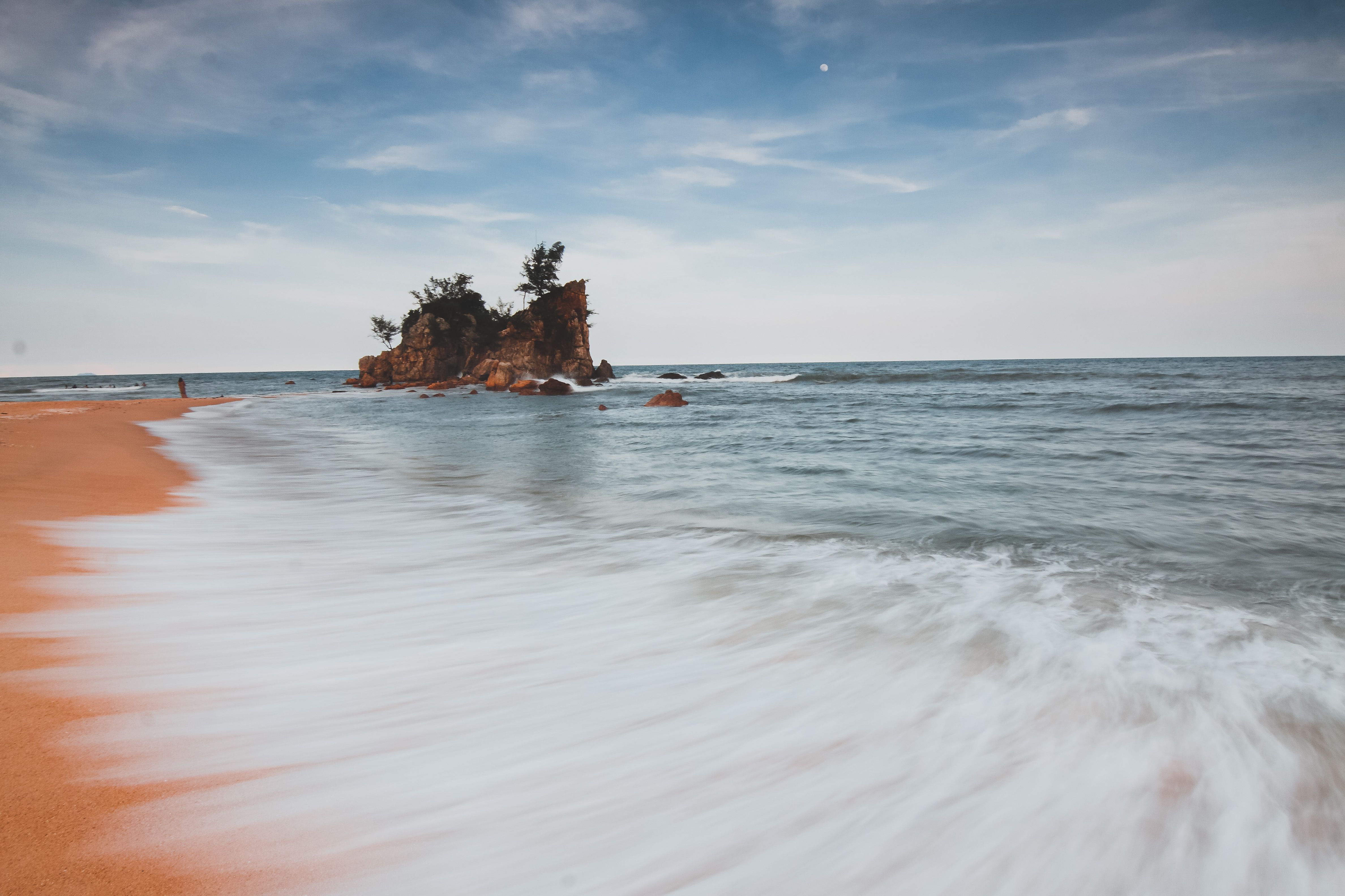 Brown Rock Formation on the Shore · Free Stock Photo