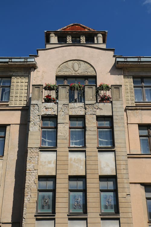 Free A Low Angle Shot of an Apartment Building Under the Blue Sky Stock Photo