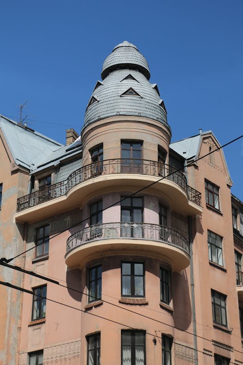 Free A Low Angle Shot of Apartment Building with Balconies Under the Blue Sky Stock Photo