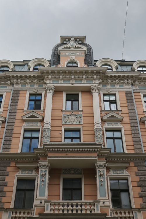Free Low angle view of a neoclassical building facade featuring ornate architectural details. Stock Photo
