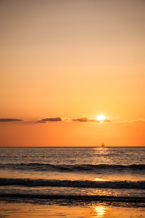 Photos gratuites de bord de mer, coucher de soleil, étendue d'eau