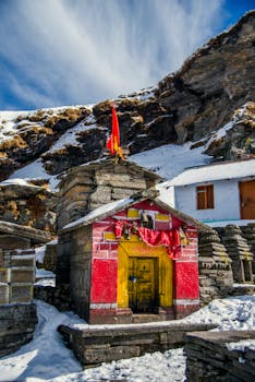 一座石庙充满活力，坐落在白雪皑皑的群山与蓝天之间，构成了一幅令人惊叹的冬日景象