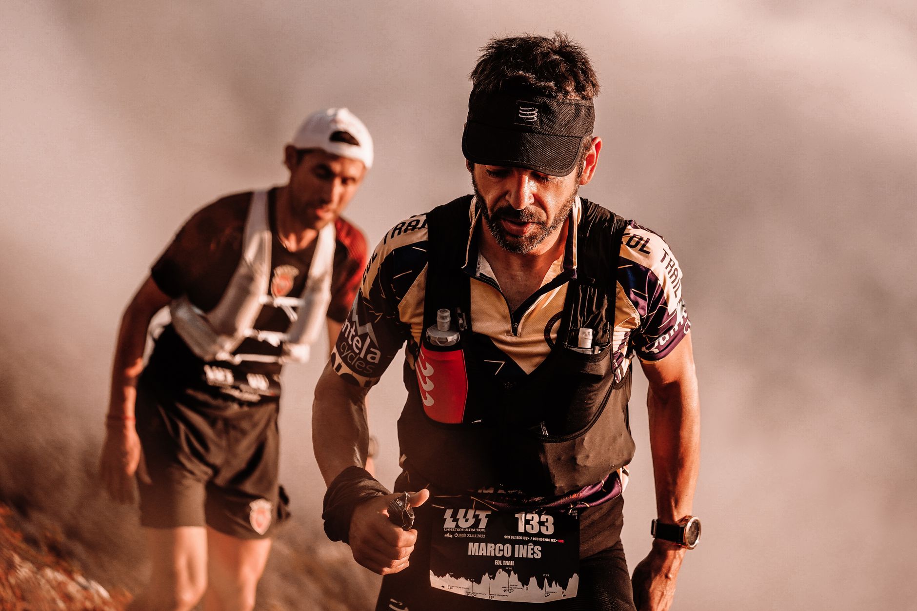 Dağlarda koşan kadın ultra maratoncu