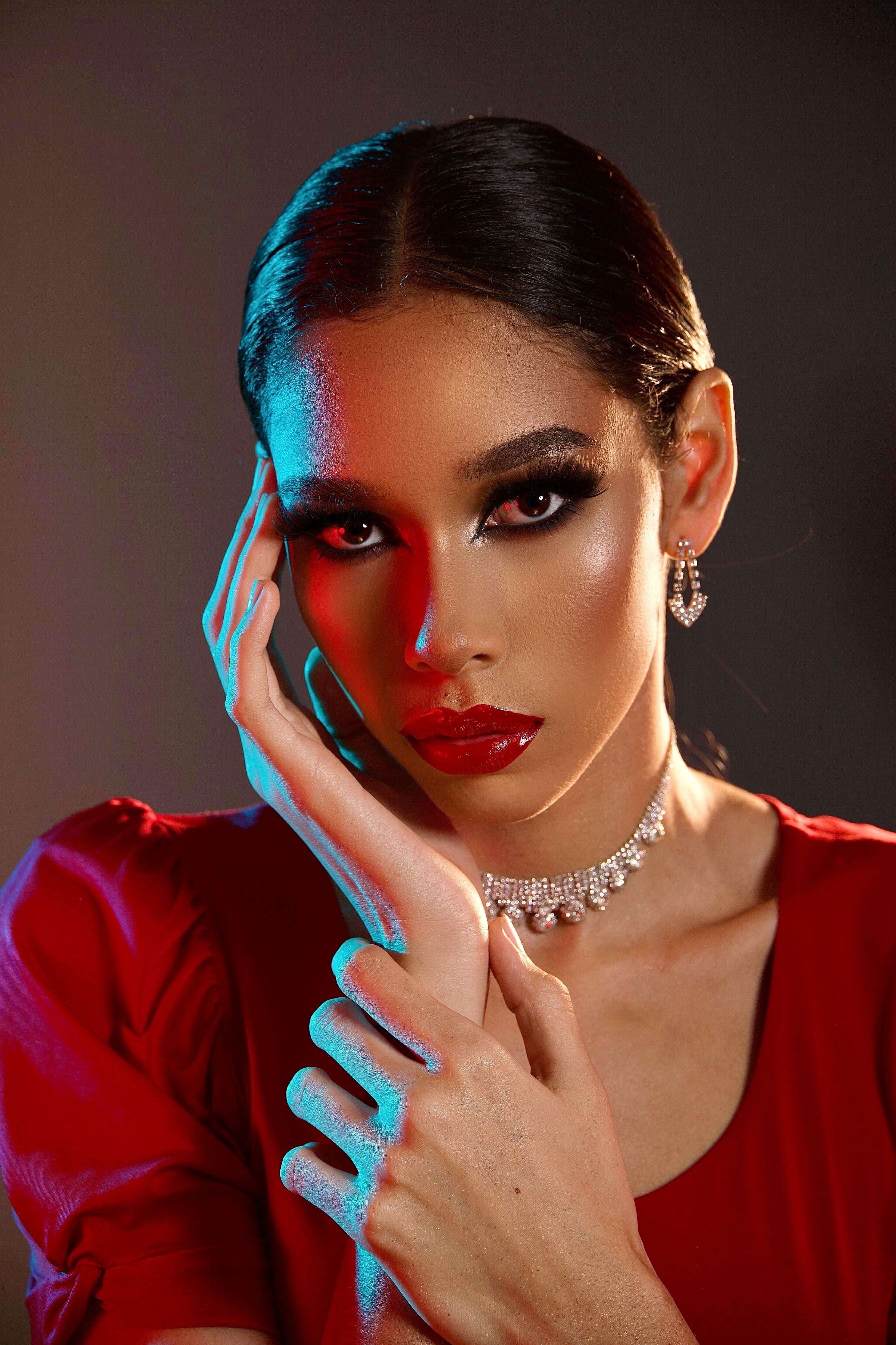 Gratuit Une Belle Femme En Chemise Rouge Avec Sa Main Sur Son Visage Photos