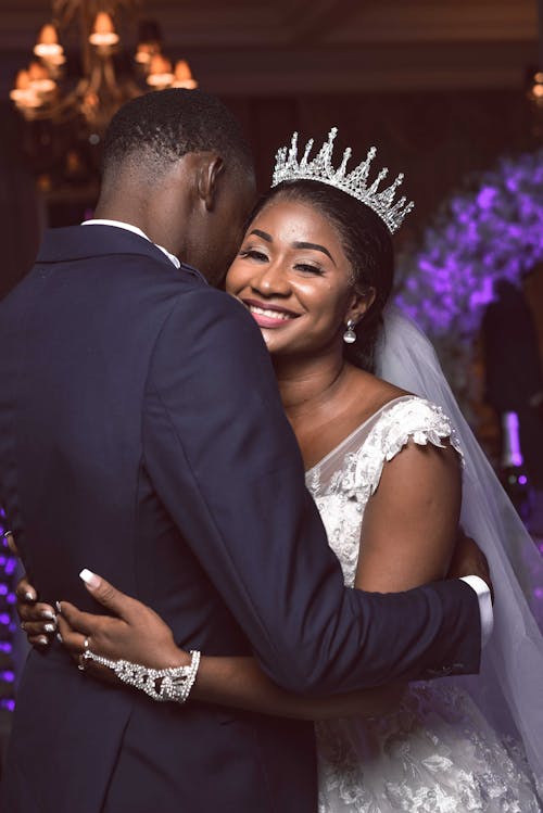 Foto d'estoc gratuïta de abraçant, amor, boda