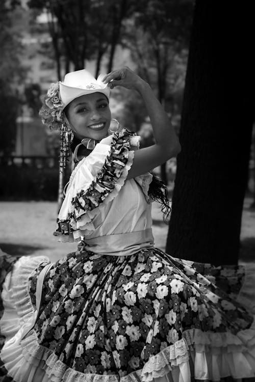 Çiçekli elbise, dansçı, geleneksel kıyafet içeren Ücretsiz stok fotoğraf