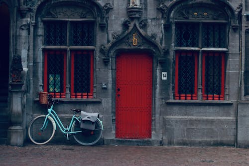 Бесплатное стоковое фото с велосипед, дверной проем, красная дверь
