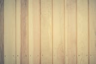 复古木板营造出温暖质朴的背景，非常适合家居内饰