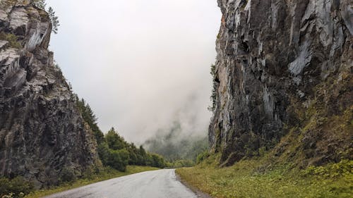 asfalt yol, dağ, dağ uçurum içeren Ücretsiz stok fotoğraf