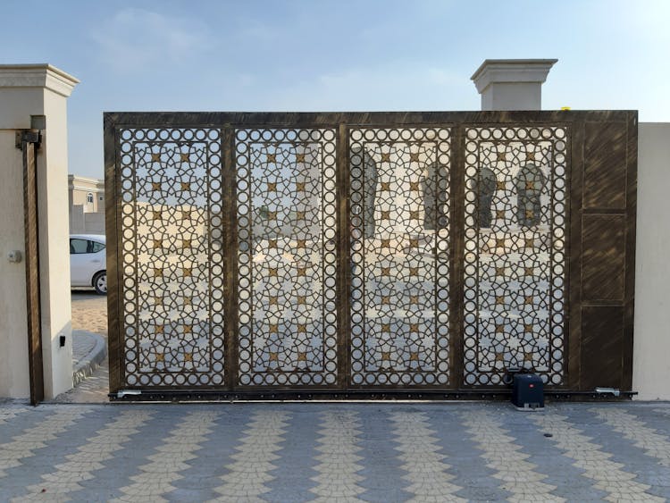 A Gate With An Automatic Sliding System