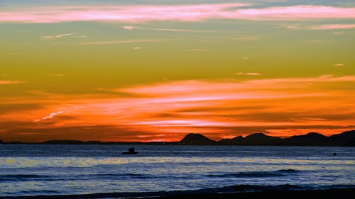 Foto profissional grátis de água, alvorecer, beira-mar